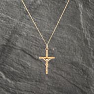 Pre-Owned 9ct Yellow Gold Crucifix Cross Pendant & 18 Inch Curb Chain 41142982