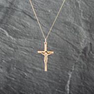 Pre-Owned 9ct Yellow Gold Crucifix Cross Pendant & 18 Inch Curb Chain 41143031