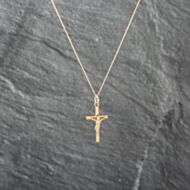 Pre-Owned 9ct Yellow Gold Crucifix Cross Pendant & 18 Inch Curb Chain 41143034