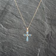 Pre-Owned 9ct Yellow Gold Blue Topaz Cross Pendant & 18 Inch Curb Chain 41143063