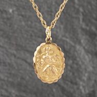 Pre-Owned 9ct Yellow Gold Oval Double Sided St Christopher Pendant & 22 Inch Prince Of Wales Chain 41143123