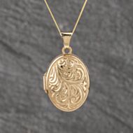 Pre-Owned 9ct Yellow Gold Patterned Oval Locket Pendant & 18 Inch Curb Chain 41143131