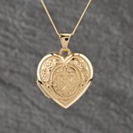 Pre-Owned Yellow Gold Patterned Heart Locket Pendant & 18 Inch Curb Chain 41143132