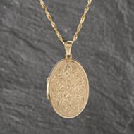 Pre-Owned 9ct Yellow Gold Patterned Oval Locket Pendant & 18 Inch Curb Chain 41143136