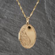 Pre-Owned 9ct Yellow Gold Patterned Oval Locket Pendant & 18 Inch Curb Chain 41143137