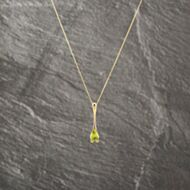 Pre-Owned 9ct Yellow Gold Peridot Pear Shaped Pendant & 18 Inch Curb Chain 41143217