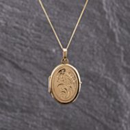 Pre-Owned 9ct Yellow Gold Oval Engraved Locket Pendant & 18 Inch Curb Chain 41143278