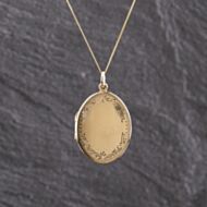 Pre-Owned 9ct Yellow Gold Oval Patterned Locket Pendant & 18 Inch Curb Chain 41143279