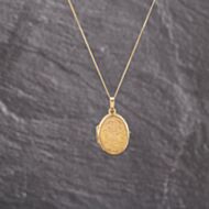 Pre-Owned 9ct Yellow Gold Oval Patterned Locket Pendant & 18 Inch Curb Chain 41143289