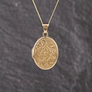 Pre-Owned 9ct Yellow Gold Oval Flower Patterned Locket Pendant & 18 Inch Curb Chain 41143325