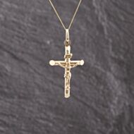 Pre-Owned 9ct Yellow Gold Crucifix Cross Pendant & 18 Inch Curb Chain 41143360