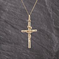 Pre-Owned 9ct Yellow Gold Crucifix Cross Pendant & 18 Inch Curb Chain 41143361