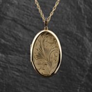 Pre-Owned Vintage 9ct Yellow Gold Large Hand Engraved Oval Locket Pendant & 24 Inch Prince Of Wales Chain 41143437