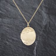 Pre-Owned Vintage 9ct Yellow Gold Half Engraved Oval Locket Pendant & 22 Inch Trace Chain 41143483