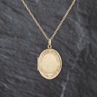 Pre-Owned Vintage 9ct Yellow Gold Half Engraved Oval Locket Pendant & 26 Inch Prince Of Wales Chain 41143484