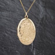 Pre-Owned Vintage 9ct Yellow Gold Hand Engraved Large Oval Locket Pendant & 20 Inch Prince Of Wales Chain 41143485