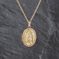 Pre-Owned Vintage 9ct Yellow Gold Engraved Oval Locket Pendant & 18 Inch Prince Of Wales Chain 41143486