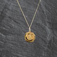 Pre-Owned Vintage 9ct Yellow Gold Scallop Edged St Christopher Pendant & 18 Inch Curb Chain 41143512