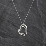 Pre-Owned 9ct White Gold Diamond Heart Pendant & 18 Inch Curb Chain 41143517