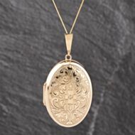 Pre-Owned 9ct Yellow Gold Oval Patterned Locket Pendant & 18 Inch Curb Chain 41143606