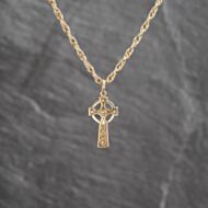 Pre-Owned 9ct Yellow Gold Celtic Cross Pendant & 22 Inch Prince Of Wales Chain 41143656