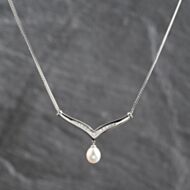 Pre-Owned 9ct White Gold Freshwater Pearl & 0.20ct Diamond Pendant & 16 Inch Curb Chain 41143674