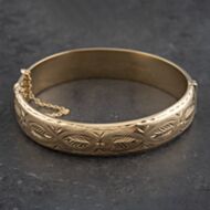 Pre-Owned 9ct Yellow Gold Engraved Diamond Cut Standard Hinged Bangle 41211285
