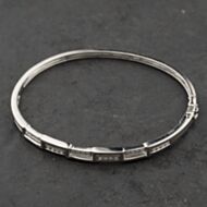 Pre-Owned 9ct White Gold 0.20ct Brilliant Cut Diamond Brick Patterned Hinged Bangle 41211402