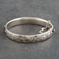 Pre-Owned Silver Foliate Engraved Standard Hinged Bangle 41251454