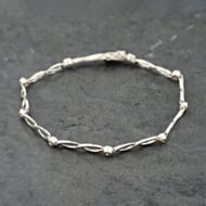 Pre-Owned 9ct White Gold 0.10ct Diamond Set Figure Of Eight 7 Inch Bracelet 41281808