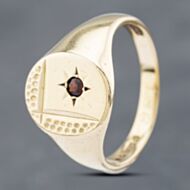 Pre-Owned 9ct Yellow Gold Garnet Oval Patterned Signet Ring 41341730