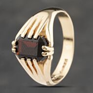 Pre-Owned 9ct Yellow Gold Garnet Oblong Signet Ring 41342068