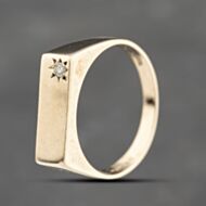 Pre-Owned 9ct Yellow Gold Diamond Oblong Signet Ring 41342172