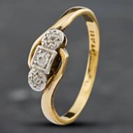 Pre-Owned Vintage Yellow Gold Diamond Crossover Three Stone Ring 41381537
