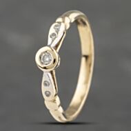 Pre-Owned 9ct Yellow Gold 0.25ct Diamond Shoulder Set Solitaire Ring 41383177
