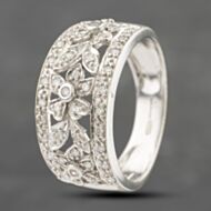 Pre-Owned 9ct White Gold 0.25ct Diamond Flowers Band Ring 41383194