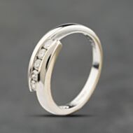 Pre-Owned 18ct White Gold 0.25ct Brilliant Cut Diamond Tension Set Crossover Five Stone Ring 41482661