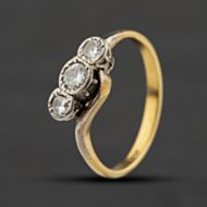 Pre-Owned Vintage Yellow Gold 0.30ct Brilliant Cut Diamond Cross Over Three Stone Ring 41482955