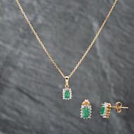 Pre-Owned 9ct Yellow Gold 0.25ct Emerald & 0.07ct Brilliant Cut Diamond Oblong 18 Inch Trace Jewellery Set 43141278