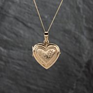 Pre-Owned 9ct Yellow Gold Heart Engraved Locket Pendant & 18 Inch Curb Chain 43141301