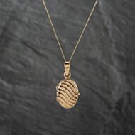 Pre-Owned 9ct Yellow Gold Oval Patterned Locket Pendant & 18 Inch Curb Chain 43141303