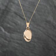 Pre-Owned 9ct Yellow Gold Oval Plain Locket Pendant & 18 Inch Curb Chain 43141307