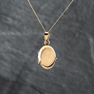 Pre-Owned 9ct Yellow Gold Oval Plain Locket Pendant & 18 Inch Curb Chain 43141308