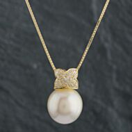 Pre-Owned 18ct Yellow Gold Diamond & 0.32ct South Sea Pearl Pendant & 18 Inch Box Chain 4314132