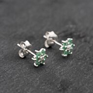 Pre-Owned 9ct White Gold 0.28ct Emerald & Diamond Flower Cluster Stud Earrings 43171287