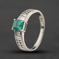 Pre-Owned Platinum 0.65ct Emerald & 0.46ct Diamond Oblong Shoulders Ring 43371086