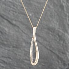 Pre-Owned 9ct Yellow Gold Brilliant Cut Diamond Long Twist Three Stone Bar Pendant & 18 Inch Curb Chain 41142182