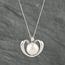 Pre-Owned 9ct White Gold Freshwater Pearl & Cubic Zirconia Open Heart Shaped Pendant & 18 Inch Curb Chain 41142465