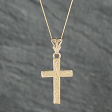 Pre-Owned 9ct Yellow Gold Foliate Engraved Cross Pendant & 18 Inch Curb Chain 41142477