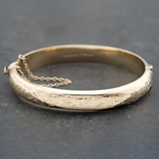 Pre-Owned 9ct Yellow Gold Half Engraved Standard Hinged Bangle 41211258